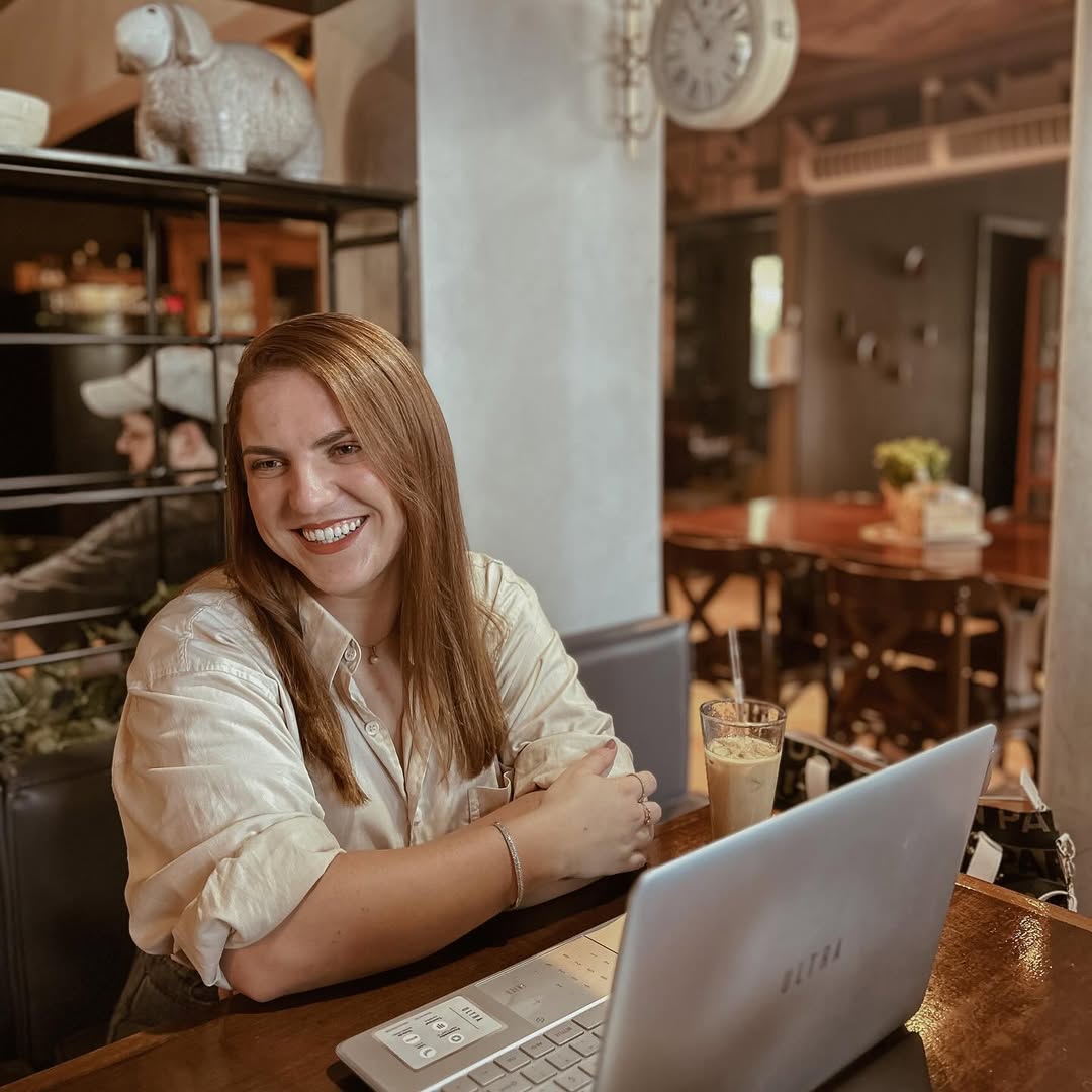 Ádria Vicente em atendimento